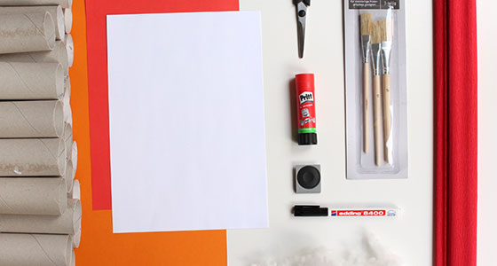 Bastelmaterial: Papier, Kleber, Schere